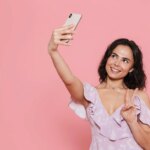 Une nouvelle recherche relie les selfies à des notes plus élevées de minceur Young Woman Selfie
