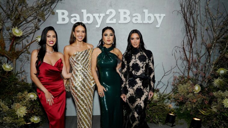 Gwyneth Paltrow sert des huîtres, Kim Kardashian et les cofondateurs de Skims font un don de 500 000 $ et plus encore lors du gala Baby2Baby