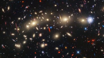 Amas de galaxies de l'arbre de Noël : Webb et Hubble de la NASA s'unissent pour un chef-d'œuvre éblouissant