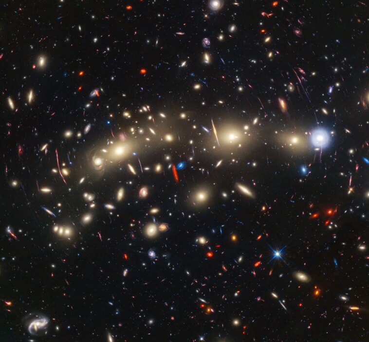 Amas de galaxies de l'arbre de Noël : Webb et Hubble de la NASA s'unissent pour un chef-d'œuvre éblouissant