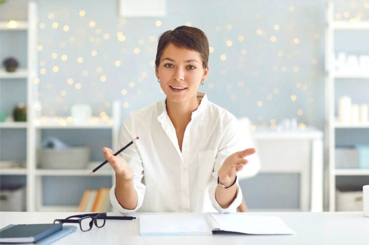 Des scientifiques découvrent une nouvelle façon plus efficace de coacher et d'inspirer Teacher Coach Woman