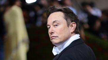 Elon Musk promet un « procès thermonucléaire » alors que les annonceurs fuient