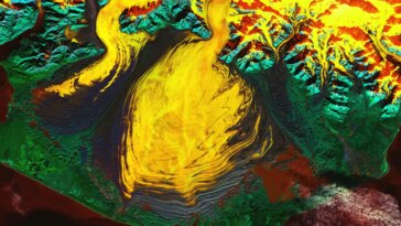 Émeute de couleurs : les teintes ardentes du glacier Malaspina en Alaska