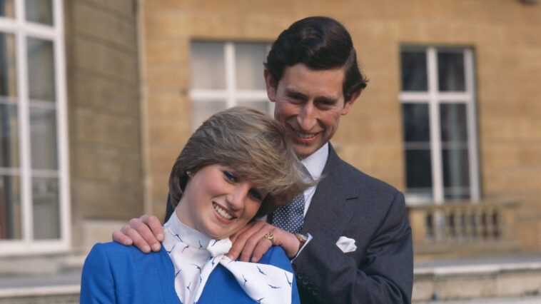 Ensemble de chemisier portrait de fiançailles de la princesse Diana mis aux enchères