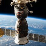 Esquiver le danger, embrasser la découverte : l'équipage de l'ISS déballe le dragon SpaceX après l'évasion des débris