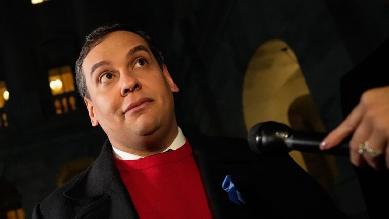 George Santos pourrait être expulsé du Congrès cette semaine, mais la bonne nouvelle est qu'il pourrait toujours être autorisé à utiliser la salle de sport, les parkings et la salle à manger de la maison.