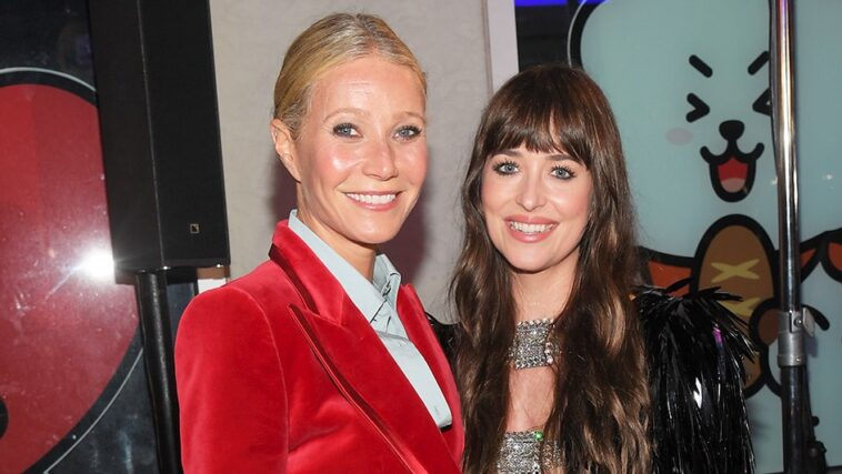 Gwyneth Paltrow tient la main de Dakota Johnson dans Sweet Snapshot