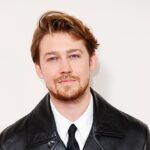 Joe Alwyn a émergé