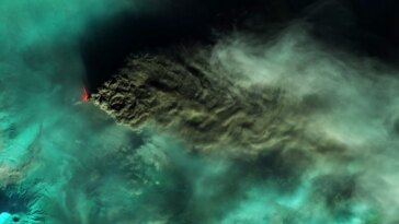 Klyuchevskoy entre en éruption : le plus haut volcan actif d'Eurasie crache des cendres à 40 000 pieds dans les airs