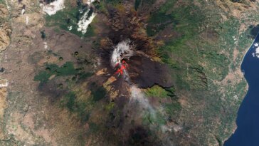 La fureur ardente de l'Etna : l'éruption de lave et de cendres domine la Sicile