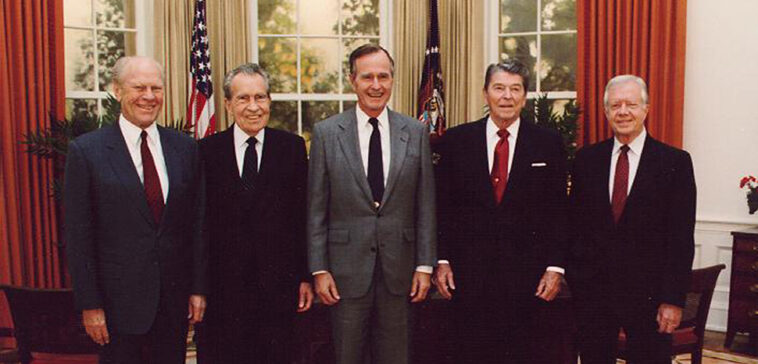 Beverly & Pack, cc modified, public domain, https://flickr.com/photos/walkadog/3202454347/in/photolist-5SZq78-2gRvN-bwzf8q-2kxMMky-4z3Bh5-4yYyFD-2kxNqMt-apzi1F-apBZiu-2gP3T-2kxNkLB-2kxMKXd-4716df-2kxMN3a-2kxNmqh-2kxJaTu-2kxMPvA-2kxNpeU-2kxJaxQ-apBZuE-2kxJ6EK-2kxJbox-2kxJ6PH-2kxMLsw-2kxMPV3-2kxJ9Sw-2kxMPa5-2kxMLY6-2kxNqvX-2kxMQgd-2kxMPQo-2kxJ8Tx-2kxMPK3-2kxMPBY-dBa6t6-2kxMQ9p-5Tj2eK