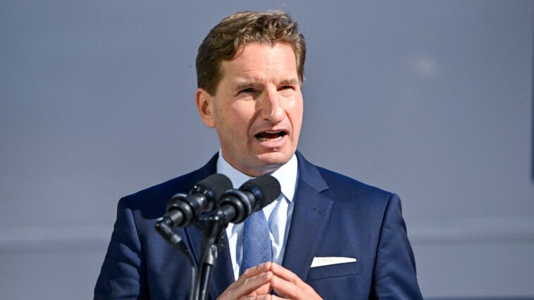 La première mairie de Dean Phillips s'effondre sur Israël-Gaza La première mairie de Dean Phillips s'effondre sur Israël-Gaza