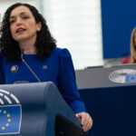 Le Kosovo en crise : les élections en Serbie et la communauté des municipalités serbes cc European Parliament Flickr, modified, https://flickr.com/photos/european_parliament/52978455110/in/photolist-2oHuwqi-2oHwqB4-2oHvhdm-2oHwqhg-2oHuvWn-2oHwqDU-2oHwQQs-2oHwqXQ-2oHwqUo-2nMEXFE-2oHwRcu-2nMFUYF-2mL2NM1-2omD6C5-2nqKCrg-2mL2NLV-2mL3TJu-2mKZGHR-2mKZGHA-2nqKCqK-2nqNaQJ-2nssiF3-2nsshE5-2nsxsqb-2mKUfgM-2oYyvDK-2oYyvDz-2pfYDMV-2pfYDZt-2pfRMe4-2pfXtFT-2pfRMcq-2pfY3Xd-2pfYC6d-2pfRMeu-2pfYD1E-2pfY2y1-2pfY48U-2pfRNas - European Union, 2023 - Source: EP - Laia Ros