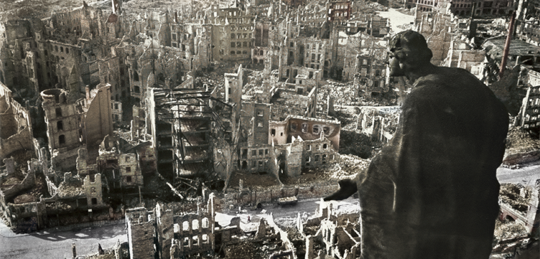 Le mythe de Dresde dans le passé et l'avenir de l'Allemagne cc Cassoway Colorizations, modified, https://commons.wikimedia.org/w/index.php?limit=500&offset=0&profile=default&search=dresden+bombing&title=Special:Search&ns0=1&ns6=1&ns12=1&ns14=1&ns100=1&ns106=1#/media/File:Bombing_of_Dresden_aftermath_(36443580155).png