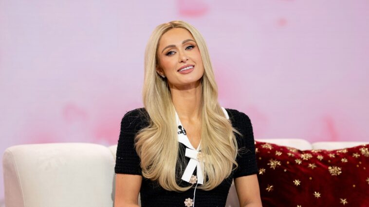 Le nouveau bébé de Paris Hilton était une surprise de Thanksgiving pour toute sa famille