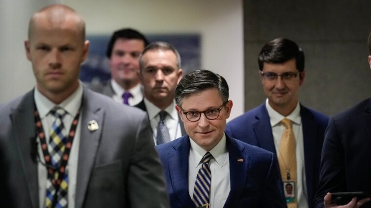 Le président Mike Johnson annonce la diffusion de 40 000 heures d'images du 6 janvier