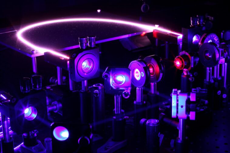 Le rapide et le lumineux : développement du premier laser à fibre femtoseconde à longueur d'onde visible Le rapide et le lumineux : développement du premier laser à fibre femtoseconde à longueur d'onde visible