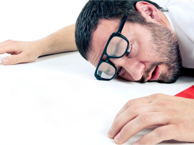 Le secret derrière l’évanouissement : une nouvelle connexion cerveau-cœur identifiée Man Passed Out