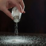 Les chercheurs préviennent : manger trop de sel pourrait augmenter votre risque de diabète Sprinkling Salt on Table Concept