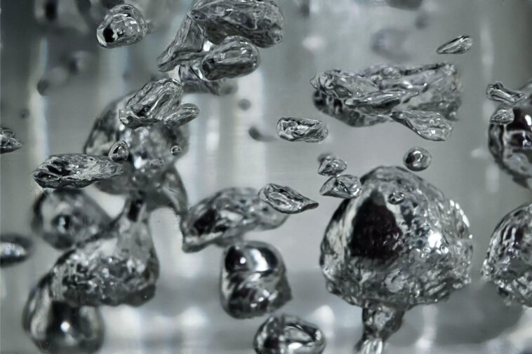 Les humains ont multiplié par 7 la concentration de mercure potentiellement toxique dans l’atmosphère Drops of Mercury in Water