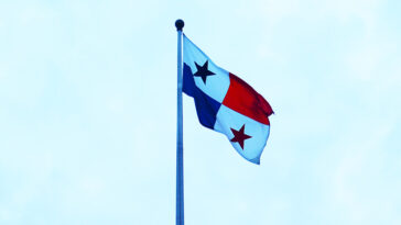 cc Karinacarrillo92 -, modified, https://commons.wikimedia.org/w/index.php?title=Special:Search&limit=500&offset=0&ns0=1&ns6=1&ns12=1&ns14=1&ns100=1&ns106=1&search=panama+flag+filetype%3Abitmap&advancedSearch-current={%22fields%22:{%22filetype%22:%22bitmap%22}}#/media/File:Edificio_de_la_Administraci%C3%B3n_Y_SU_BANDERA.jpg