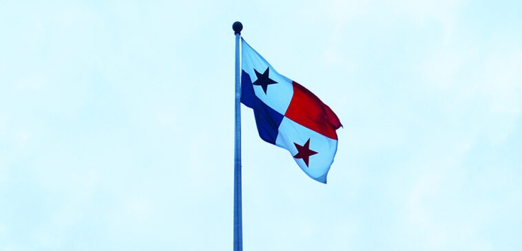 cc Karinacarrillo92 -, modified, https://commons.wikimedia.org/w/index.php?title=Special:Search&limit=500&offset=0&ns0=1&ns6=1&ns12=1&ns14=1&ns100=1&ns106=1&search=panama+flag+filetype%3Abitmap&advancedSearch-current={%22fields%22:{%22filetype%22:%22bitmap%22}}#/media/File:Edificio_de_la_Administraci%C3%B3n_Y_SU_BANDERA.jpg