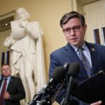 Mike Johnson a déclaré que laisser les gens avorter était à l’origine d’un « holocauste américain » Mike Johnson a déclaré que laisser les gens avorter était à l’origine d’un « holocauste américain »