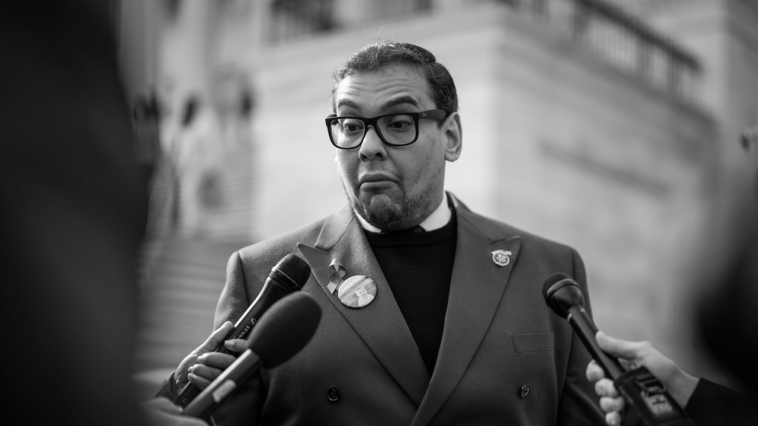 Mike Johnson a parlé à George Santos de ses « options » à peu près au moment où Santos accusait ses collègues d'être des criminels ivres qui ont des relations sexuelles avec des lobbyistes tous les soirs.