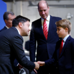 Prince George démontre sa poignée de main royalement ferme