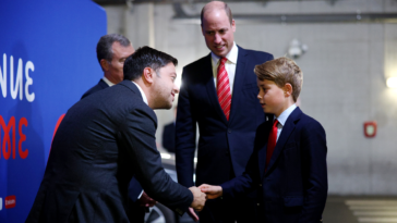 Prince George démontre sa poignée de main royalement ferme