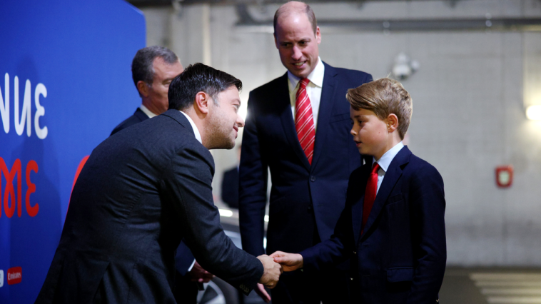 Prince George démontre sa poignée de main royalement ferme