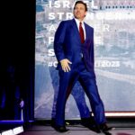 Ron DeSantis jure qu'il ne porte pas de rehausseurs – les experts disent qu'il ajoute très certainement des centimètres supplémentaires en catimini Ron DeSantis jure qu'il ne porte pas de rehausseurs – les experts disent qu'il ajoute très certainement des centimètres supplémentaires en catimini