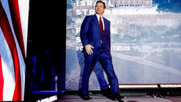 Ron DeSantis jure qu'il ne porte pas de rehausseurs – les experts disent qu'il ajoute très certainement des centimètres supplémentaires en catimini