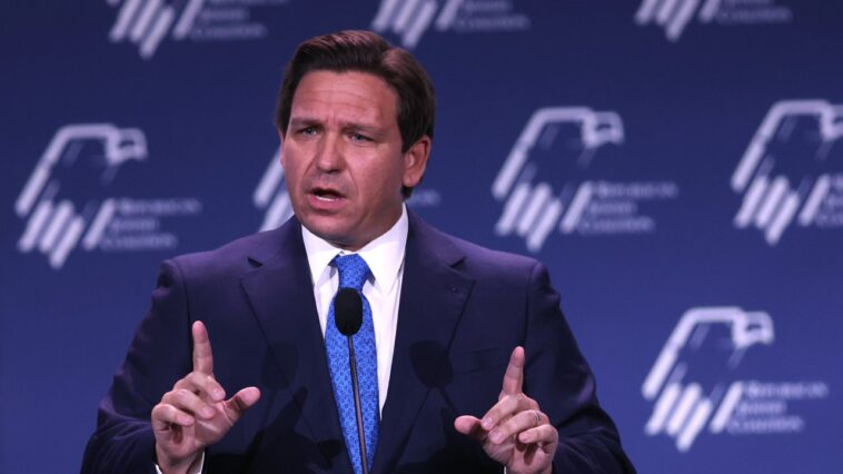 Ron DeSantis suggère que quiconque pose des questions sur son utilisation présumée des ascenseurs est fétichiste des pieds