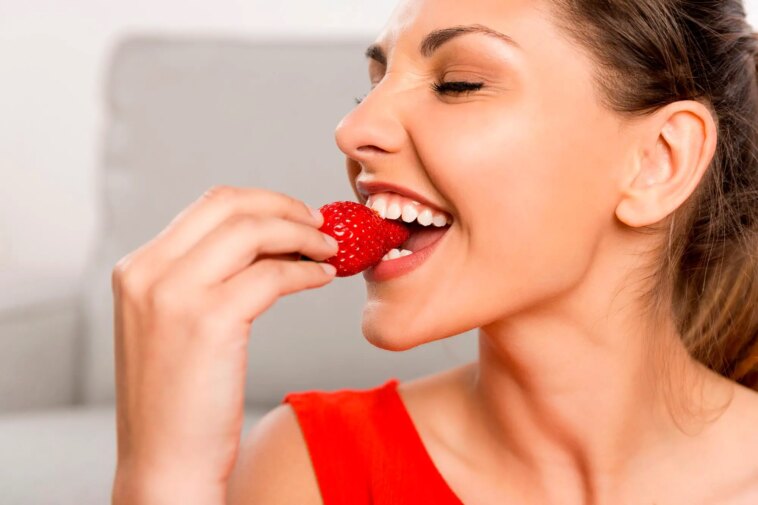 Science douce : manger des fraises pourrait aider à prévenir la démence et la dépression Eating a Strawberry