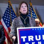 Surprise : Trump prétend connaître à peine Sidney Powell après qu'elle ait plaidé coupable et accepté de témoigner contre les coaccusés