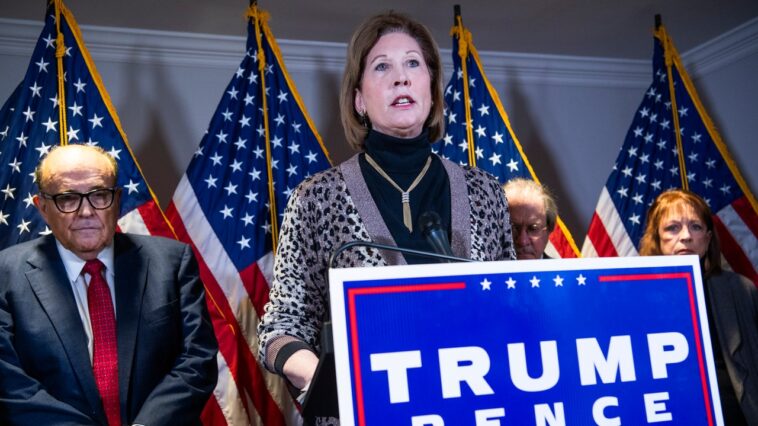 Surprise : Trump prétend connaître à peine Sidney Powell après qu'elle ait plaidé coupable et accepté de témoigner contre les coaccusés