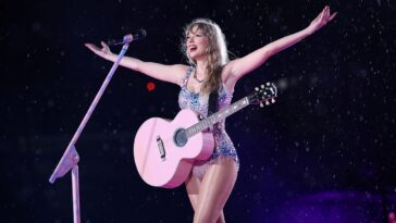 Taylor Swift est son propre système de soutien après un dysfonctionnement de sa garde-robe sur scène