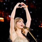 Taylor Swift et Travis Kelce semblent s'engager dans la tradition séculaire du flirt sur les réseaux sociaux