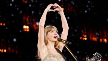 Taylor Swift et Travis Kelce semblent s'engager dans la tradition séculaire du flirt sur les réseaux sociaux