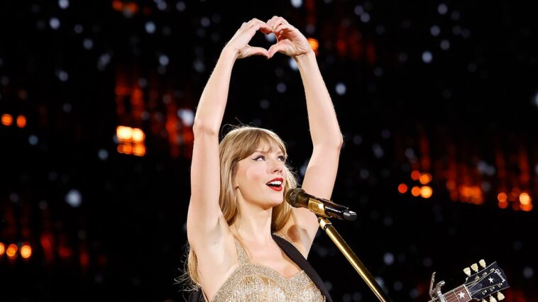 Taylor Swift et Travis Kelce semblent s'engager dans la tradition séculaire du flirt sur les réseaux sociaux