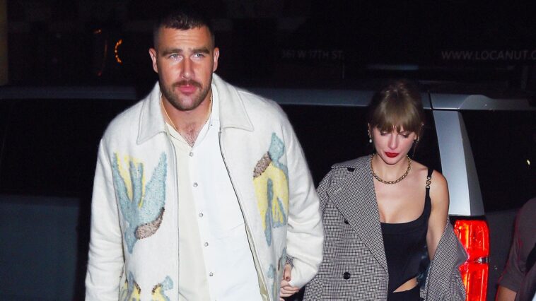 Taylor Swift exécute une course de 10 mètres digne du Temple de la renommée dans les bras de Travis Kelce