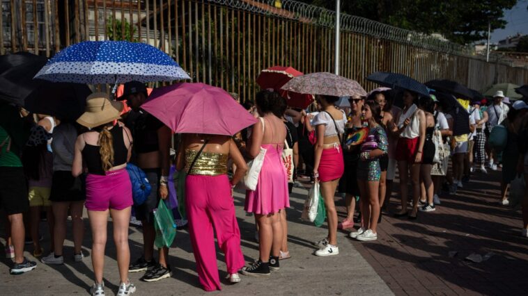 Taylor Swift reporte son concert au Brésil après la mort d'un fan au milieu d'une vague de chaleur dangereuse Taylor Swift reporte son concert au Brésil après la mort d'un fan au milieu d'une vague de chaleur dangereuse