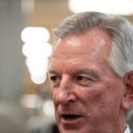 Tommy Tuberville dit qu'entraîner un football universitaire était tout aussi éprouvant que diriger l'armée Tommy Tuberville dit qu'entraîner un football universitaire était tout aussi éprouvant que diriger l'armée