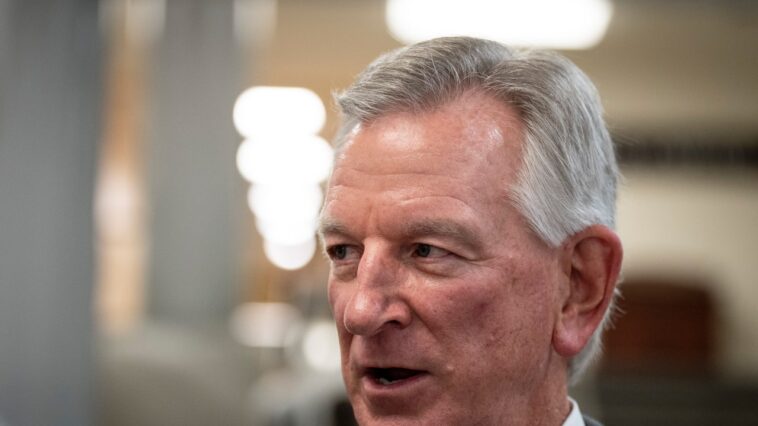 Tommy Tuberville dit qu'entraîner un football universitaire était tout aussi éprouvant que diriger l'armée Tommy Tuberville dit qu'entraîner un football universitaire était tout aussi éprouvant que diriger l'armée