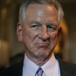 Tommy Tuberville promet de mettre fin au « désordre » de sa nomination militaire