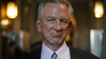 Tommy Tuberville promet de mettre fin au « désordre » de sa nomination militaire