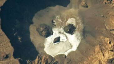 Trou Au Natron : le visage volcanique fantomatique vu de l'espace