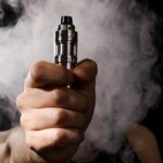 Une étude révolutionnaire démystifie les cigarettes électroniques en tant que passerelle pour fumer Holding Electronic Cigarette