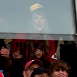 Taylor Swift à Kansas City – encore une fois – pour encourager Travis Kelce au match Chiefs-Bills